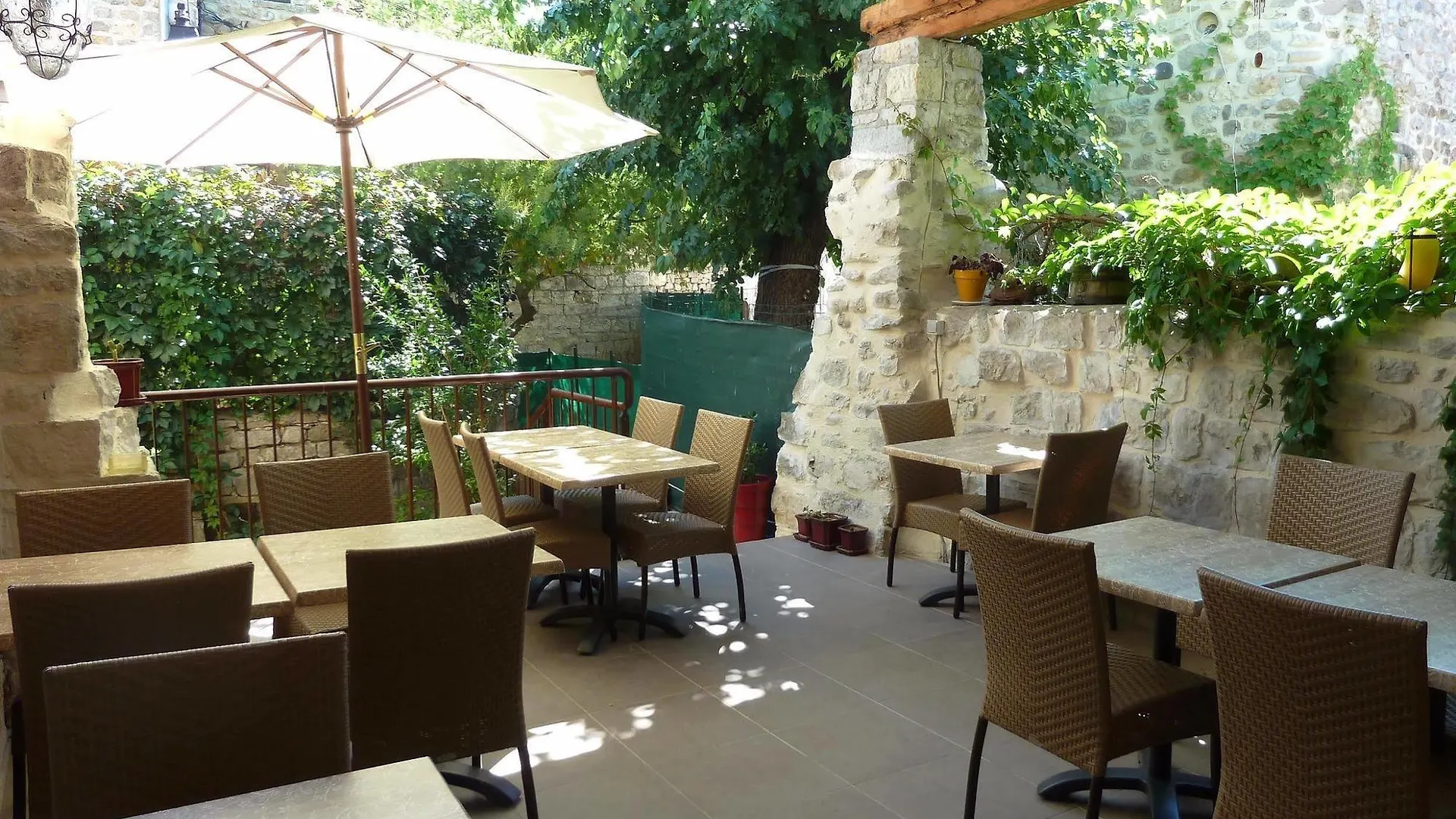 Auberge Du Vieux Lanas Logis Hotel Restaurant